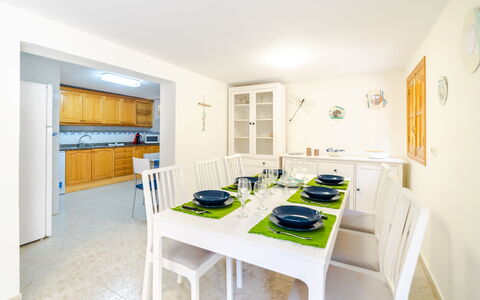Cala Santanyí Beach House Jm: Mueble, Mesa, Edificio, Madera, Silla, Piso, Casa, Estantería, Gabinetes, Suelo