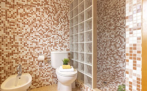 Cap Roig: Loseta, Baño, Propiedad, Habitación, Pared, Diseño De Interiores, Cerámico, Bienes Raíces, Suelo, Papel Pintado