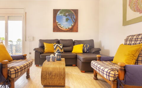 Cap Roig: Sala, Habitación, Mueble, Amarillo, Diseño De Interiores, Propiedad, Suelo, Sofá, Mesa, Suelos De Madera