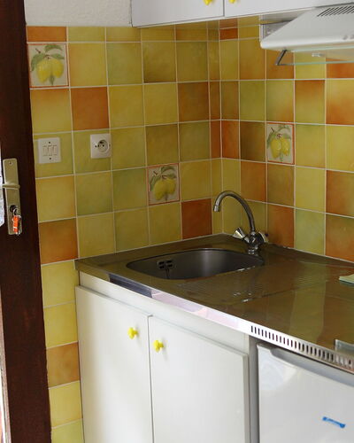 Les Marmottes: Habitación, Propiedad, Cocina, Loseta, Amarillo, Mostrador, Mueble, Gabinetes, Casa, Suelo