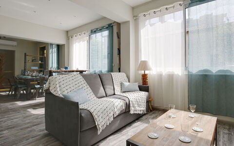 Terre et Mer: Mueble, Sofá, Mesa, Propiedad, Comodidad, Madera, Silla, Textil, Sombra, Almohada