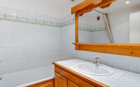 Tignes 336: Baño, Propiedad, Habitación, Grifo, Loseta, Arquitectura, Diseño De Interiores, Bienes Raíces, Casa, Lavabo