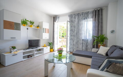 Crikvenica Jadranovo 166: Propiedad, Planta, Mueble, Mesa, Planta De Casa, Sofá, Diseño De Interiores, Sala, Piso