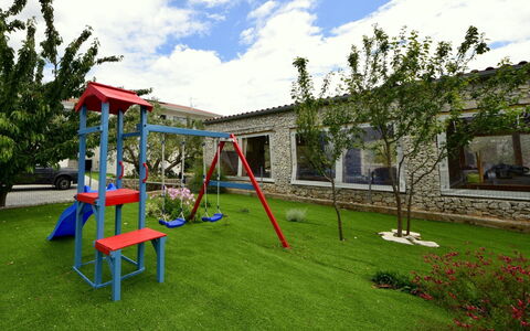 East: Patio De Recreo, Hierba, Espacio Publico, Propiedad, Equipo De Juego Exterior, Patio Interior, Ocio, Césped, Casa, Yarda