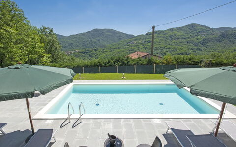 Agr. Castello della Mugazzena: Cielo, Agua, Piscina, Azur, Sombra, Edificio, Planta, Mueble Para Exteriores, Rectángulo, Silla