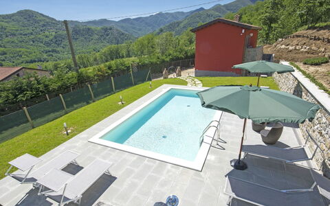 Agr. Castello della Mugazzena: Propiedad, Agua, Cielo, Piscina, Montaña, Azur, Sombra, Árbol, Edificio, Mueble Para Exteriores