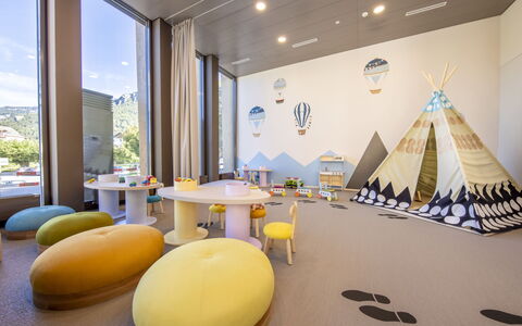 Meiringen 9000: Diseño De Interiores, Techo, Piso, Suelo, Encendiendo, Habitación, Mueble, Sala, Diseño, Alfombra