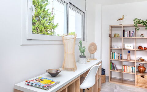 Almendro: Mueble, Estante, Habitación, Propiedad, Escritorio, Diseño De Interiores, Estantería, Mesa, Casa, Amarillo