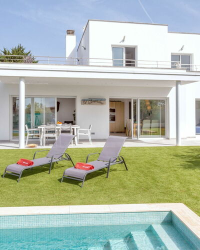Almendro: Cielo, Mueble, Propiedad, Agua, Edificio, Sombra, Piscina, Árbol, Ventana, Mueble Para Exteriores