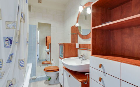 Les Prairies: Espejo, Grifo, Arreglo De Tubería, Propiedad, Lavabo Del Baño, Lavabo, Asiento Del Baño, Baño, Edificio, Baño