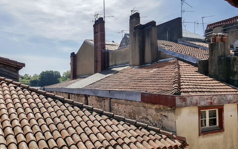 Casa Itzuli: Cielo, Nube, Ventana, Propiedad, Edificio, Casa, Arquitectura, Barrio, Tubo De Lámpara, Pared