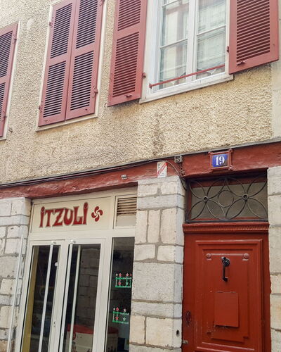 Casa Itzuli: Ventana, Propiedad, Edificio, Puerta, Barrio, Ladrillo, Fachada, Bienes Raíces, Enladrillado