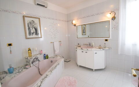 White Pool: Baño, Habitación, Propiedad, Diseño De Interiores, Edificio, Bañera, Bienes Raíces, Mueble, Suelo, Casa