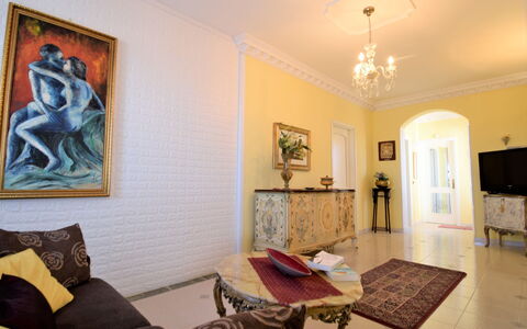 White Pool: Marco, Propiedad, Mueble, Madera, Sofá, Sala, Diseño De Interiores, Mesa, Comodidad, Edificio