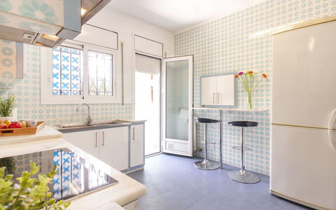 Villa Esplai: Habitación, Propiedad, Diseño De Interiores, Edificio, Loseta, Amarillo, Baño, Suelo, Mueble, Casa