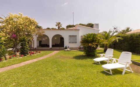 Villa Esplai: Propiedad, Casa, Casa, Edificio, Bienes Raíces, Césped, El Terreno Del Lote, Hierba, Patio Interior, Yarda