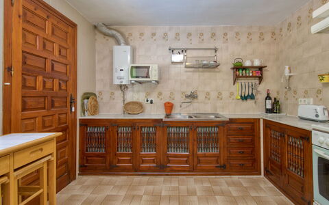 Florencia: Propiedad, Habitación, Mueble, Gabinetes, Cocina, Mostrador, Edificio, Diseño De Interiores, Suelo, Loseta