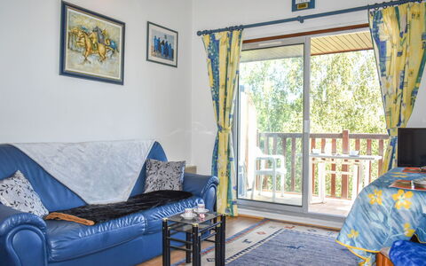 Les Chatelaines: Mueble, Propiedad, Marco, Ventana, Azul, Edificio, Comodidad, Azur, Textil, Sala