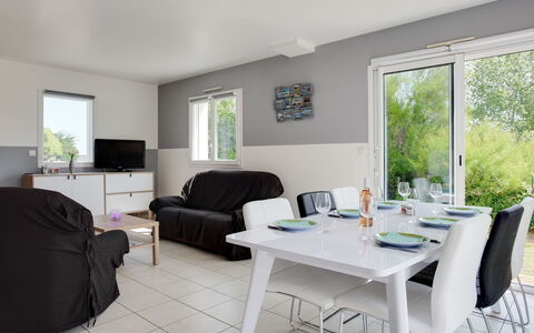 Maison de Kerfilly: Mueble, Habitación, Propiedad, Sala, Diseño De Interiores, Mesa De Café, Mesa, Edificio, Suelo, Casa