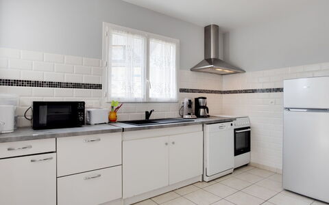 Maison de Kerfilly: Habitación, Cocina, Gabinetes, Blanco, Propiedad, Mostrador, Mueble, Diseño De Interiores, Estufa De Cocina, Edificio