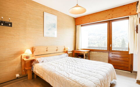 Le Sarto: Habitación, Cama, Mueble, Habitación, Techo, Propiedad, Diseño De Interiores, Sábana, Marco De La Cama, Suelo