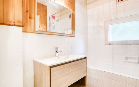 Le Sarto: Propiedad, Baño, Habitación, Diseño De Interiores, Loseta, Mueble, Arquitectura, Edificio, Casa, Pared