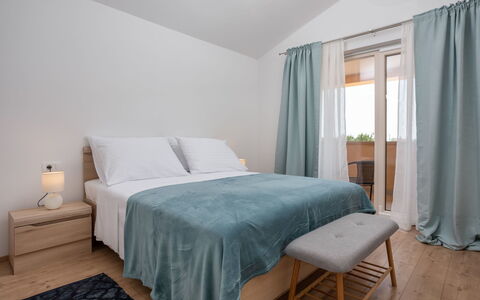 Flori: Habitación, Mueble, Cama, Habitación, Propiedad, Sábana, Marco De La Cama, Diseño De Interiores, Suelo, Lecho