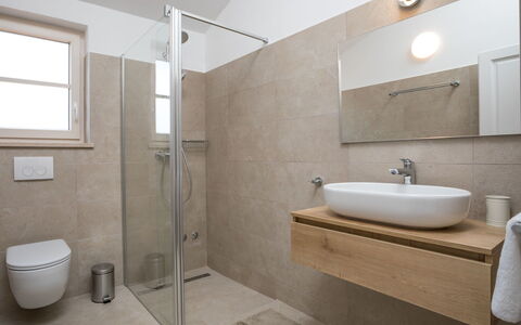 Flori: Baño, Propiedad, Habitación, Grifo, Loseta, Diseño De Interiores, Arreglo De Tubería, Suelo, Pared, Arquitectura