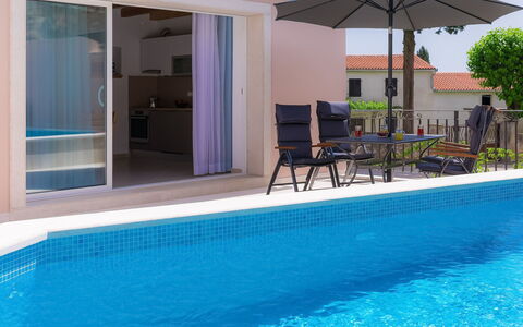 Mala Mare: Piscina, Propiedad, Edificio, Ocio, Bienes Raíces, Recurso, Casa, Centro De Ocio, Villa, Loseta