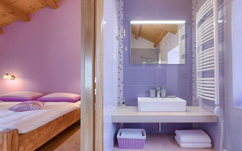 Mala Mare: Espejo, Propiedad, Grifo, Lavabo, Arreglo De Tubería, Púrpura, Edificio, Baño, Madera, Diseño De Interiores