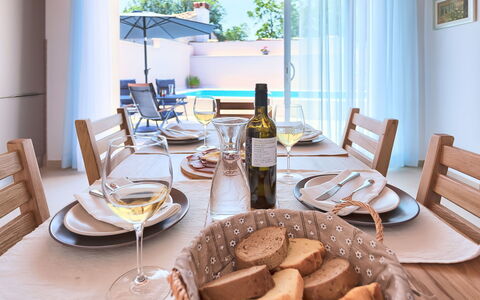 Mala Mare: Mesa, Vajilla, Mueble, Comida, Silla, Vajilla, Planta, Botella, Madera, Ventana