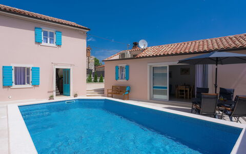 Mala Mare: Agua, Cielo, Edificio, Ventana, Propiedad, Piscina, Azul, Azur, Planta, Sombra