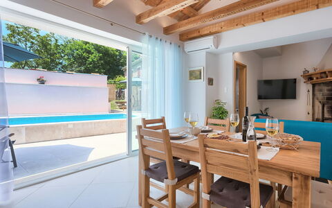 Mala Mare: Mueble, Mesa, Madera, Arquitectura, Diseño De Interiores, Suelo, Porche, Piso, Sombra, Pared