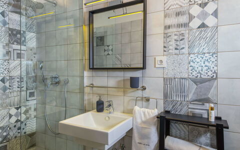 A.r.t.: Espejo, Grifo, Arreglo De Tubería, Lavabo, Lavabo Del Baño, Propiedad, Baño, Diseño De Interiores, Edificio, Arquitectura