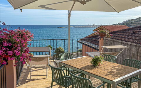 Terrazzo sul Mare: Mueble, Mueble Para Exteriores, Mar, Silla, Mesa, Mesa Al Aire Libre, Balcón, Porche, Costeras Y Los Accidentes Geográficos Oceánico, Recurso
