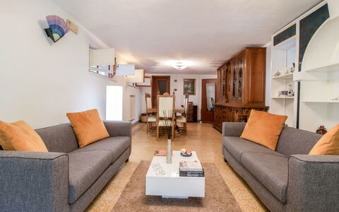 Serenella: Sala, Propiedad, Habitación, Mueble, Diseño De Interiores, Edificio, Bienes Raíces, Casa, Mesa, Sofá