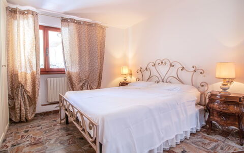 Serenella: Habitación, Cama, Mueble, Habitación, Propiedad, Sábana, Marco De La Cama, Diseño De Interiores, Lecho, Suelo