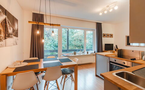 Bad Gastein 125: Mueble, Fregadero, Gabinetes, Ventana, Mostrador, Mesa, Madera, Cocina, Lavabo, Grifo