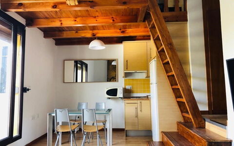 Bellevue: Habitación, Propiedad, Escalera, Edificio, Diseño De Interiores, Casa, Techo, Casa, Haz, Desván