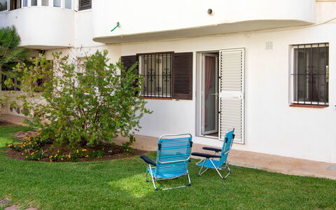 Albaranas: Edificio, Ventana, Propiedad, Planta, El Terreno Del Lote, Casa, Sombra, Hierba, Barrio Residencial, Barrio
