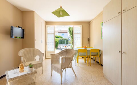 L'Ayguade: Propiedad, Mueble, Mesa, Silla, Diseño De Interiores, Planta, Madera, Suelo, Piso