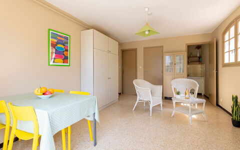 L'Ayguade: Mueble, Mesa, Silla, Ventana, Madera, Planta De Casa, Suelo, Planta, Edificio, Piso