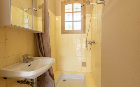 L'Ayguade: Grifo, Arreglo De Tubería, Lavabo, Propiedad, Lavabo Del Baño, Baño, Alcachofa De La Ducha, Ventana, Ducha