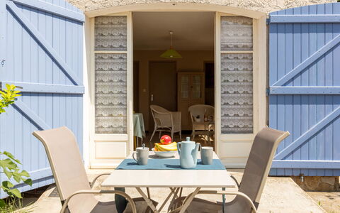 L'Ayguade: Mueble, Planta, Propiedad, Mesa, Edificio, Silla, Sombra, Diseño De Interiores, Madera