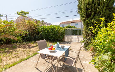 L'Ayguade: Planta, Planta De La Comunidad, Mesa, Cielo, Mueble Para Exteriores, Silla, Paisaje Natural, Sombra, Mesa Al Aire Libre, El Terreno Del Lote