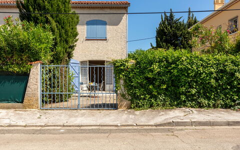 L'Ayguade: Propiedad, Tiempo De Día, Planta, Cielo, Ventana, Edificio, Superficie De La Carretera, El Terreno Del Lote, Barrio, Asfalto