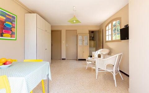 L'Ayguade: Mesa, Mueble, Propiedad, Silla, Edificio, Amarillo, Diseño De Interiores, Arquitectura, Casa, Suelo