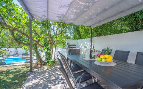 Ivona: Propiedad, Bienes Raíces, Casa, Edificio, Patio Interior, Habitación, Casa, Arquitectura, Mueble, Mesa