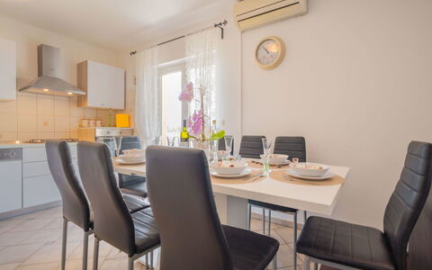 Ivona: Habitación, Comedor, Mueble, Propiedad, Diseño De Interiores, Mesa, Edificio, Amarillo, Bienes Raíces, Suelo