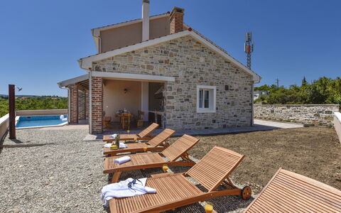 Imperia: Propiedad, Casa, Casa, Cabaña, Edificio, Bienes Raíces, Vacaciones, Mueble, Villa, Mesa